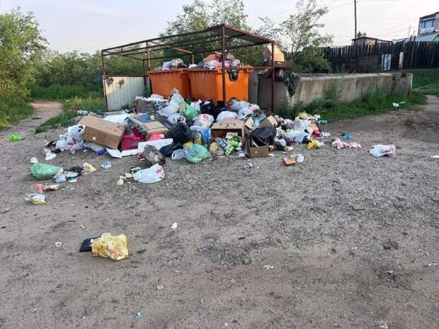 Двор в центре Нерчинска утопает в мусоре