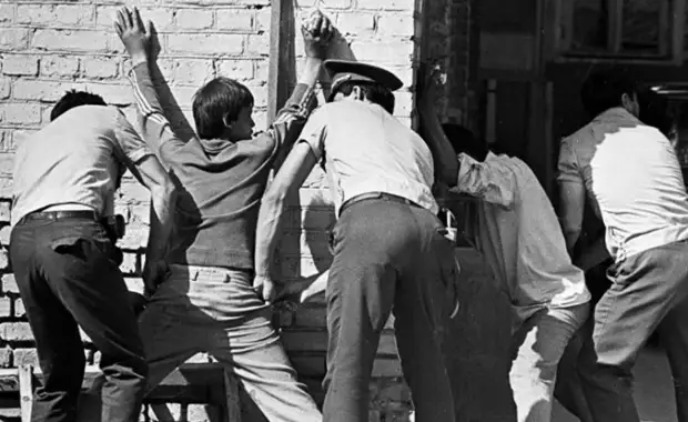 Пока милиция арестовывала не тех, настоящий маньяк продолжал свое страшное дело. Пока милиция арестовывала не тех, настоящий маньяк продолжал свое страшное дело.