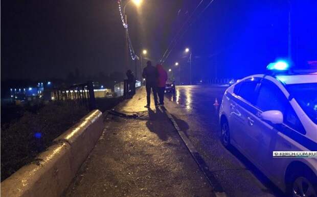 В Керчи автомобиль рухнул с моста (ФОТО)