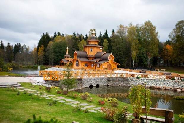 Храм в Сераксеево храм летом благ.jpg