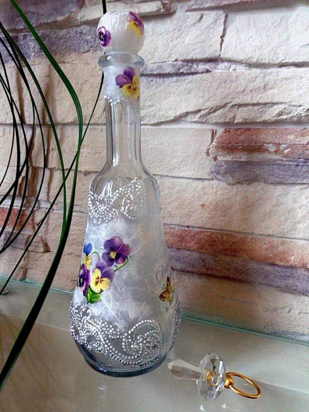 Миловидная декоративная бутылка, выполненная в нежных тонах придаст интерьеру легкости и нежности 
