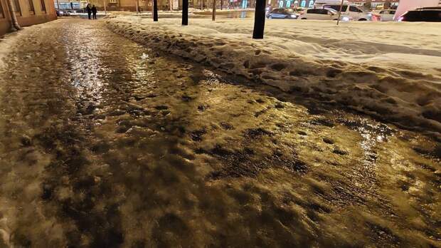 «Убрали халтурненько»: петербуржцы в районе Авиагородка самостоятельно борются со снегом