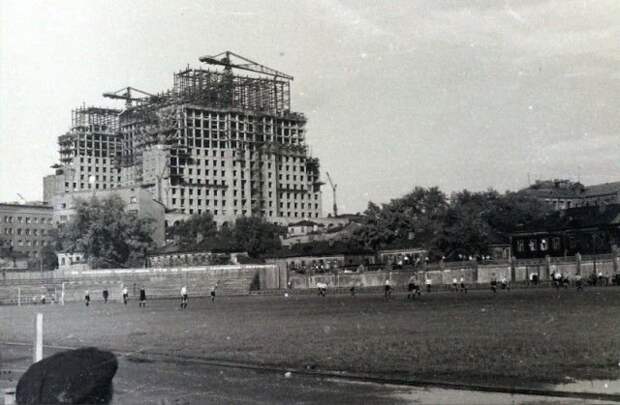 Стадион "Метростроевец" и строящаяся высотка на Кудринской площади. Москва, 1950 г. СССР, история, фото