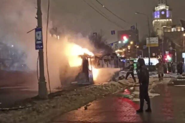 На видео попал электробус, который загорелся на юго-западе Москвы