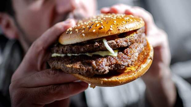 Эксперт предупредила об угрозах из-за питания фастфудом в дождь