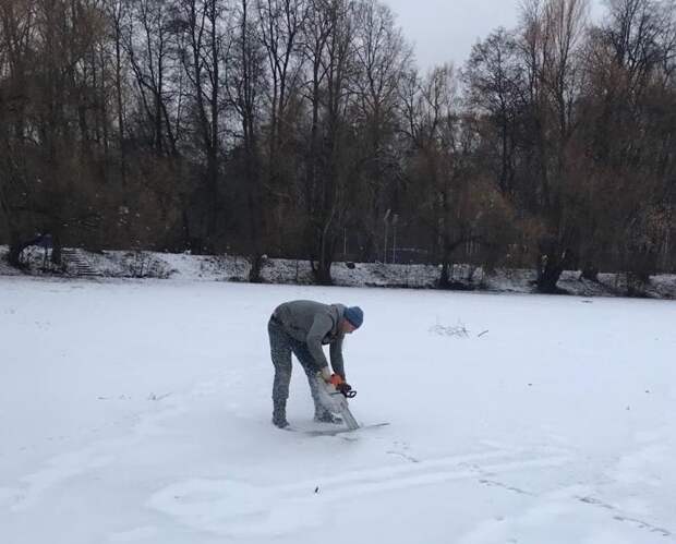 Рыбам в водоемах Кузьминского парка обеспечили доступ кислорода