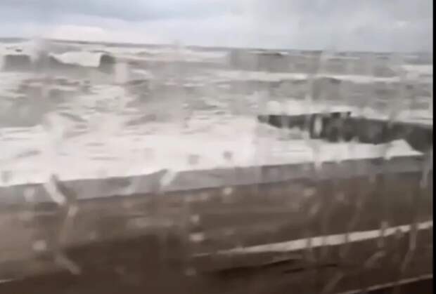 Шторм «Черный молот» ударил по Сочи: волной накрыло электричку, с пляжей смыт даже медпункт