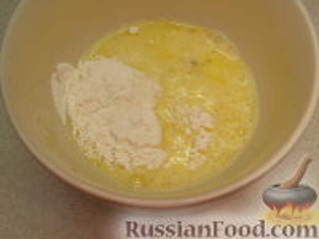 Фото приготовления рецепта: Омлет "Кальцоне" с сыром и ветчиной - шаг №2