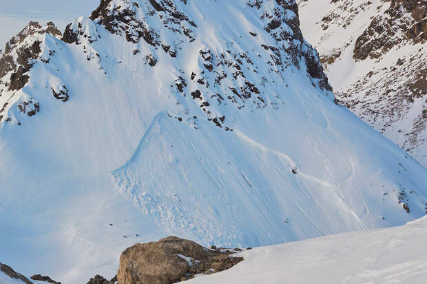 Турист оказался погребен под сотнями метров снега в горах Австрии и не выжил