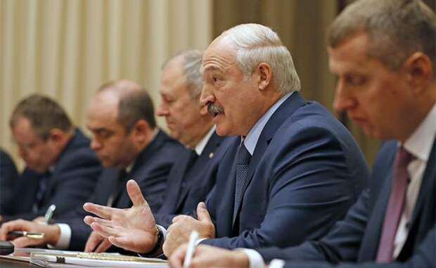 На фото: президент Белоруссии Александр Лукашенко (второй справа) во время встречи с президентом РФ Владимиром Путиным в резиденции "Бочаров ручей"