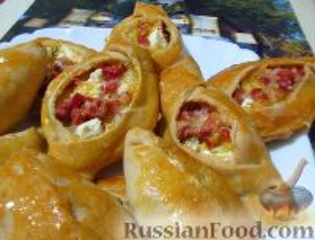 Фото к рецепту: Пирожки с колбасой и сыром (из песочно-кефирного теста)