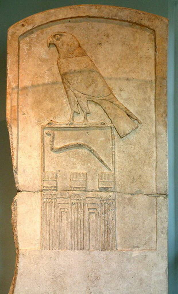Имя правителя писали внутри прямоугольника - сереха, наверху изображали сокола