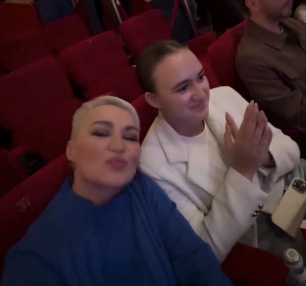 Певица Катя Лель вышла в свет с 16-летней дочерью
