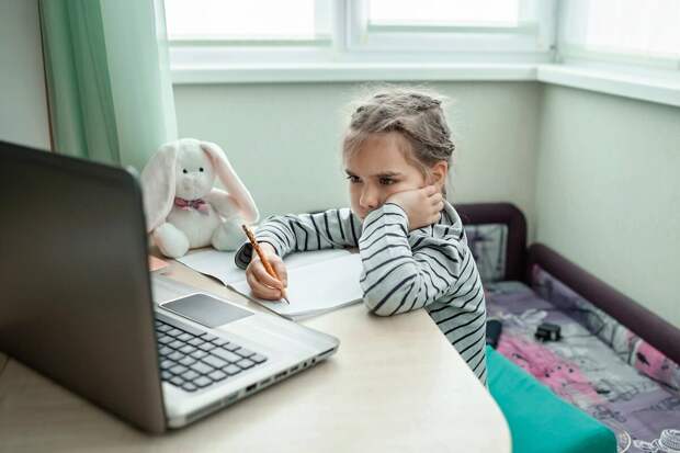 Учителя выступили против 5-ой четверти в школах: нагрузка на учеников и так чрезмерная, дети ведь не роботы