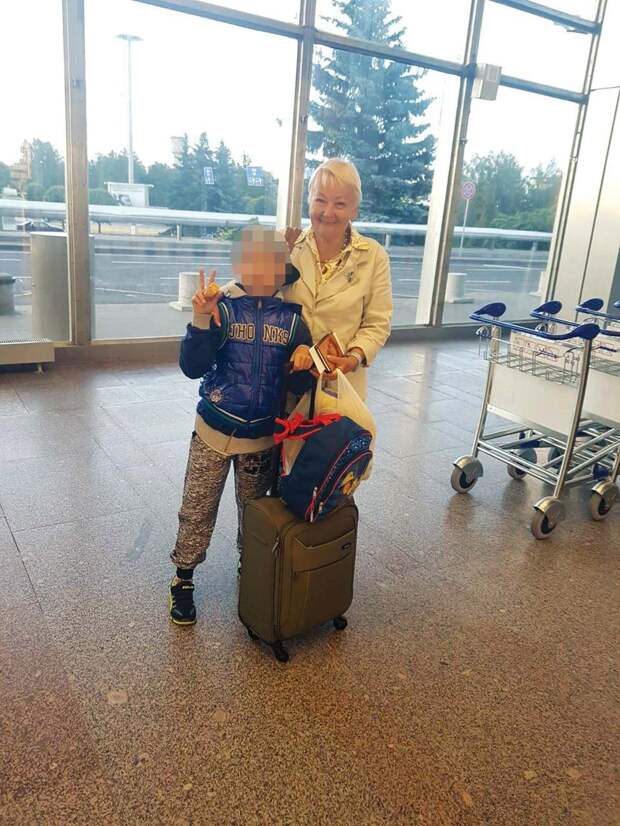 Расма Осипова с внуком перед вылетом в Израиль. Фото предоставлено Еленой Гросс