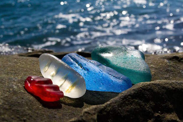 Стеклянный пляж в России: как природа превращает человеческий мусор в шедевр
