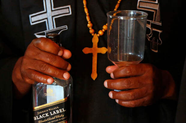 «В алкоголе нет ничего плохого!»: как проходят службы в церкви для пьяниц