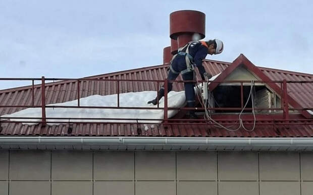 Рязанские спасатели помогли детскому саду, где рухнули снегозадержатели