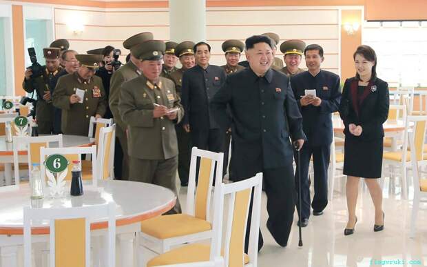 Северокорейский лидер Ким Чен Ын и его супруга Ли Соль Чжу (справа) посетили недавно построенный ресторан для военнослужащих.