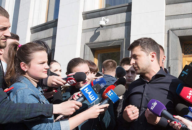 Избранный президент Украины Владимир Зеленский во время брифинга по итогам встречи с лидерами фракций Верховной Рады
