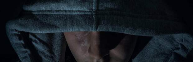 Попросили сигареты и вырвали телефон у мужчины грабители в Алматы