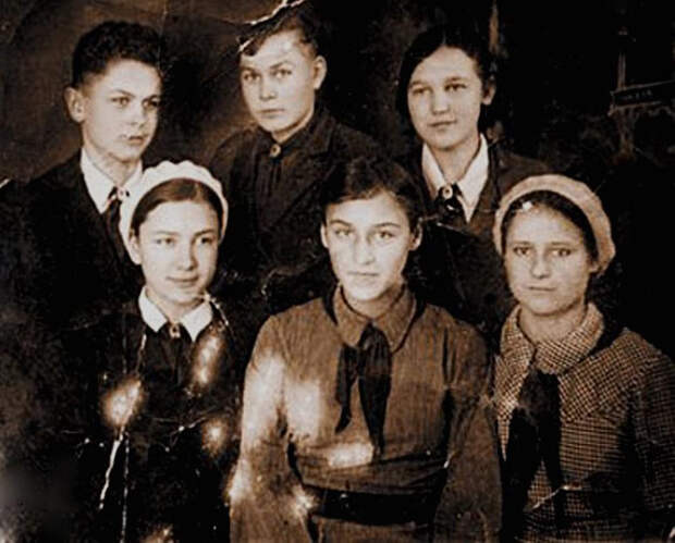 Ноябрина (ряд снизу, в центре) с сёстрами и братьями, 1930-е годы.