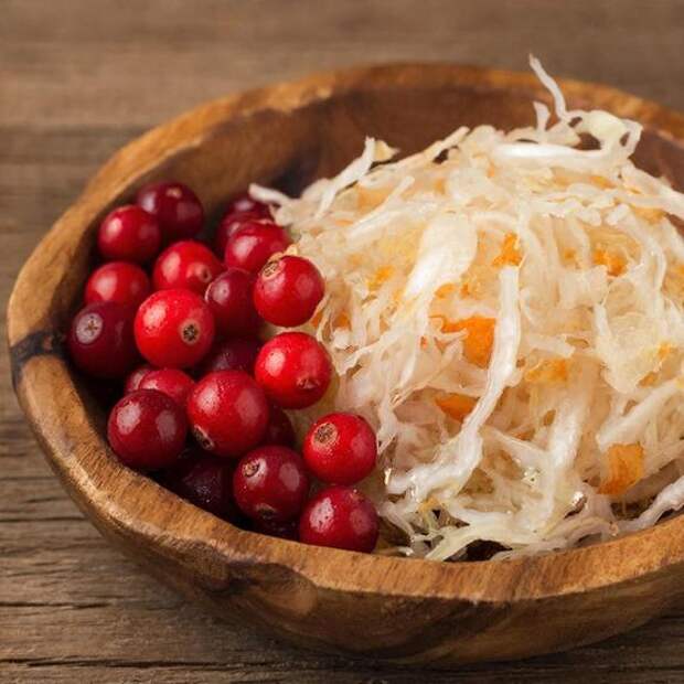 Витаминная бомба: салат из квашеной капусты с клюквой