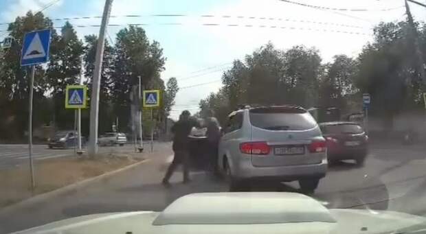 Влез в нарушение ПДД и устроил мордобой