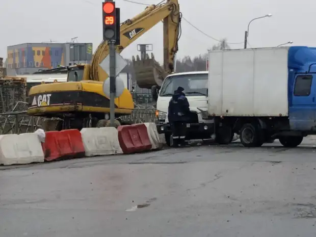 Два фургона закупорили и так ограниченный из-за работ перекресток Энергетиков и Якорной