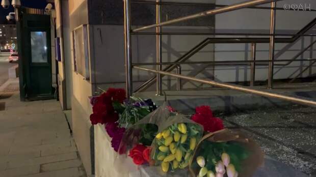Москвичи несут цветы к посольству Великобритании