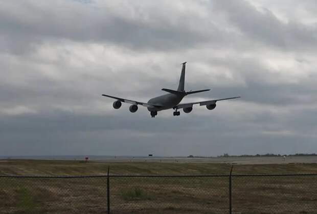 Топливозаправщик KC-135R Stratotanker ВВС США подал аварийный сигнал 7700