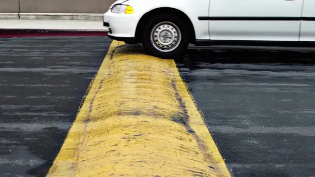 Автоэксперт рассказал, как правильно переезжать через «лежачих полицейских»