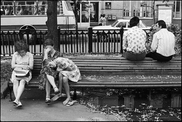 Студенты, отдыхающие в паре на лавочке. СССР, Москва, 1970-е годы.
