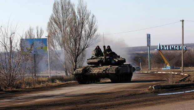Танк украинских вооруженных сил возле города Артёмовск Танк украинских вооруженных сил возле города Артёмовск