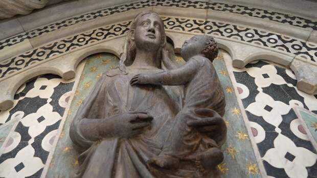 Флоренские реставраторы случайно обнаружили подлинные цвета скульптур XIV века