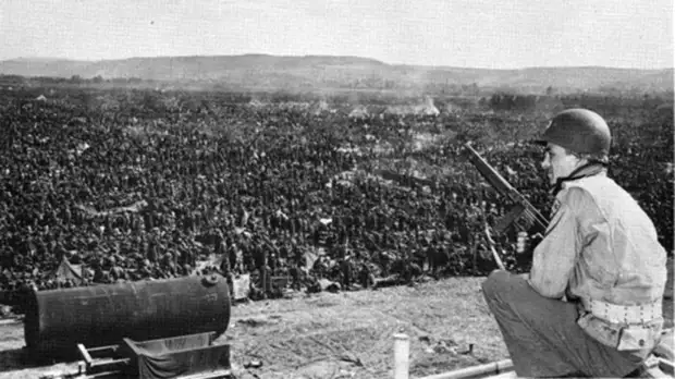 Американский солдат на фоне "моря" немецких пленных, "взятых в плен" в Рурском котле