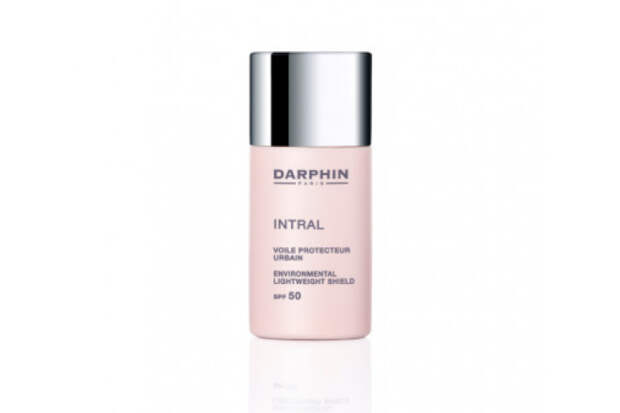 Защитная вуаль для лица Intral Environmental Lightweight Shield SPF 50, Darphin защищает кожу от ультрафиолетовых лучей и от воздействия негативных факторов окружающей среды. Формула включает протеин пшеницы, минеральные фильтры и пигменты. Средство можно использовать как базу под макияж
