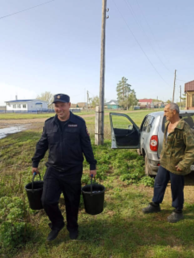 В Оренбургской области полицейские помогли пенсионеру, пострадавшему от паводка