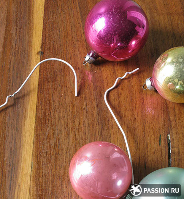Новогодний декор: венок из елочных шаров, мастер-класс