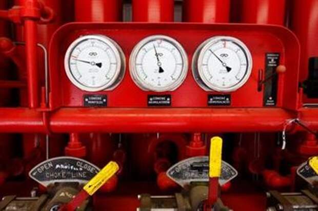 Pressure gauges are seen at a shale gas fracking facility belonging to Poland's PGNiG near the village of Rybakowo, May 21, 2013. Hopes that Poland could lead a U.S.-style shale gas boom in Europe are fading fast as energy companies say red tape is delaying commercial output and Warsaw's draft proposals to cut bureaucracy do not go nearly far enough. Picture taken May 21, 2013. REUTERS/Peter Andrews (POLAND - Tags: BUSINESS POLITICS ENERGY) 