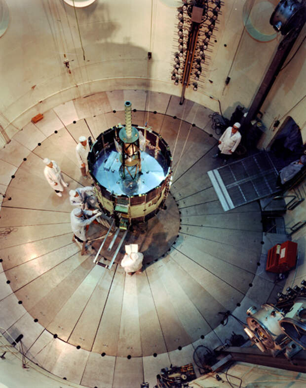 Зонд ISEE-3 во время испытаний в камере Годдарда. Фото: NASA Goddard Spaceflight Center