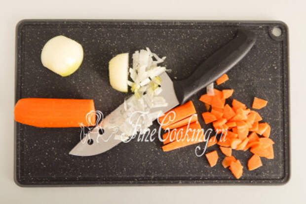 Следом чистим и режем морковь с луком