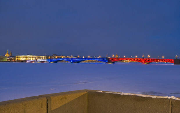 Три моста в Петербурге подсветят в честь 8 марта