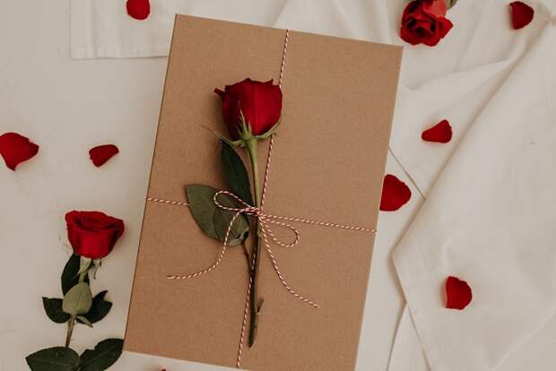 Россиянки назвали самые необычные подарки на 8 Марта: что удивило женщин?