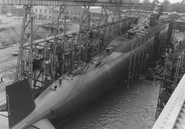 Американская атомная ракетная подводная лодка USS Stonewall Jackson (SSBN-634) незадолго до спуска на воду на стапеле верфи Mare Island Naval Shipyard, 30 ноября 1963 года