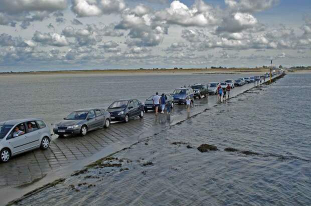 Дорога, дважды в сутки уходящая под воду дорога, вода