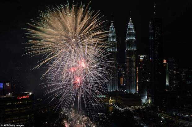 Куала-Лумпур, Малайзия, башни Петронас города мира, новогодний, новый год, новый год 2018, празднование, фейерверк, фейерверки