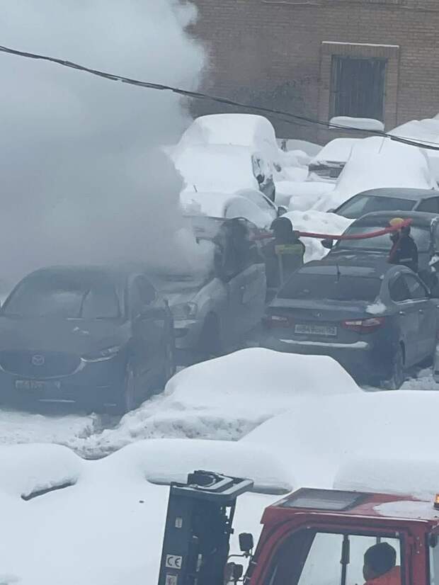 В результате взрыва авто сгорело полностью