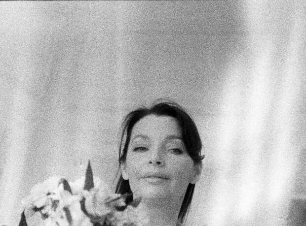 Актриса Наталия Антонова показала свои фото, снятые сыном