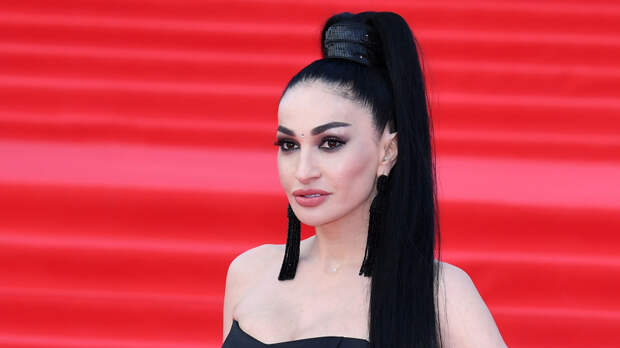 Экс-участница «Дома-2» Алина Ян вышла на красную дорожку с небритыми подмышками